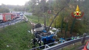 Camion vola fuori strada: muore conducente