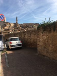 Infila con l'auto nel vicolo del Campaccio