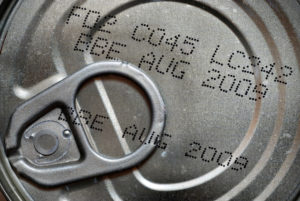 Cibi scaduti: sequestro, confisca e sanzione in un negozio