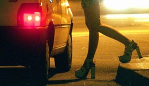 Senese beccato in auto con una prostituta: scatta prima sanzione