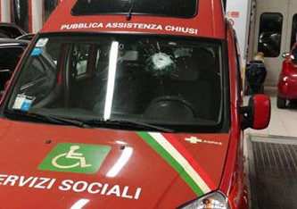 Polizia di Stato indaga sul pulmino colpito da sassi sulla Siena-Bettolle