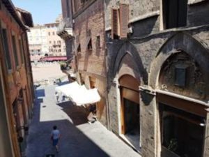 Ventenni senesi molestano ragazze e minacciano barista con un coltello