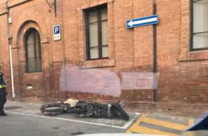 Teppisti gettano a terra i motorini