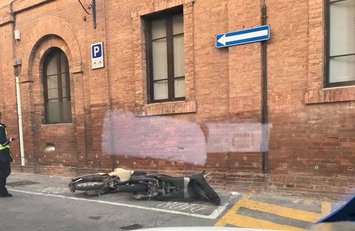 Teppisti gettano a terra i motorini