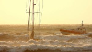 Cade dalla barca nel mare in tempesta