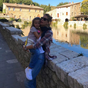 Alessia Marcuzzi rapita dalla Val d'Orcia