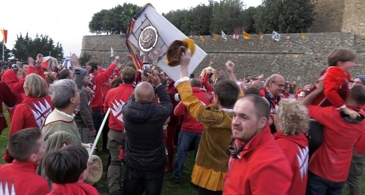 Sagra del Tordo, Freccia d’Oro va al Borghetto. Il cielo di Montalcino si tinge di biancorosso
