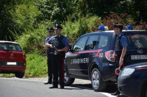 Guida ad alta velocità con patente sospesa e non si ferma all'alt dei carabinieri: arrestato