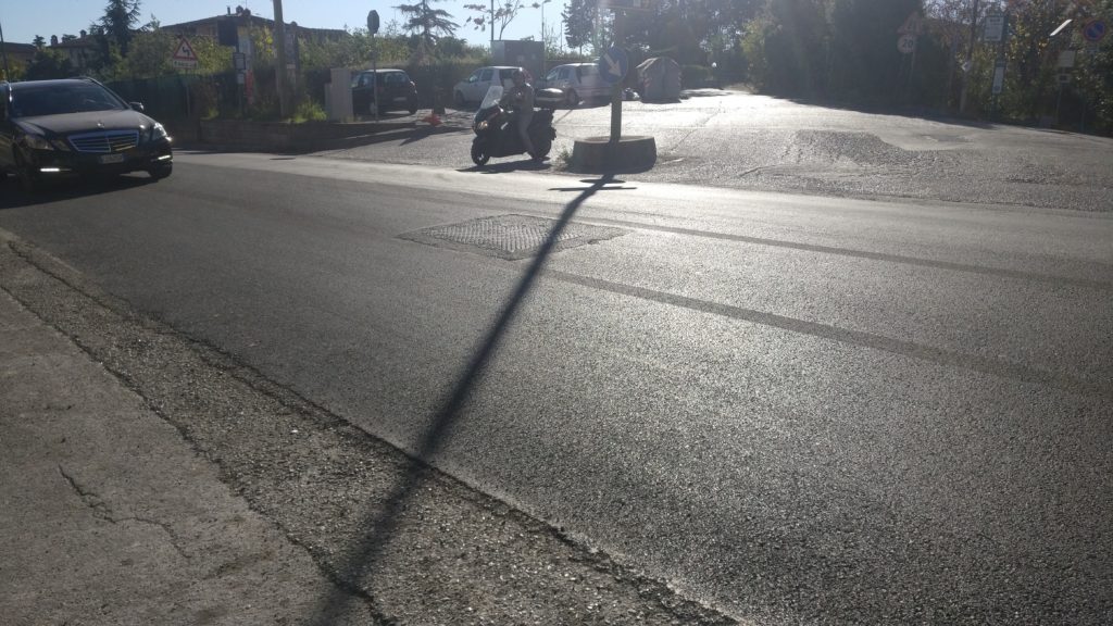 Muore pedone investito alla Coroncina. La rabbia degli abitanti