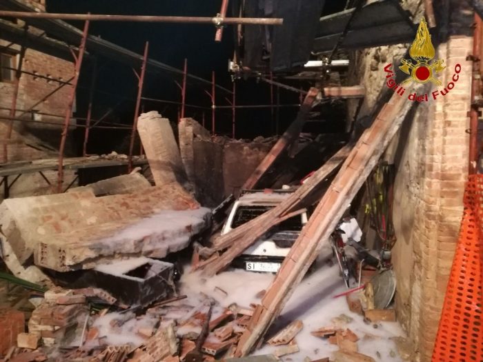 Strada di Presciano, crollato un muro nella notte