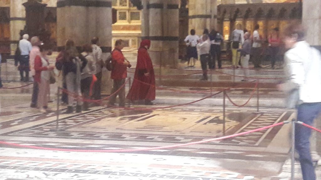 Trash al Duomo: guida vestita da Dante accompagna i turisti