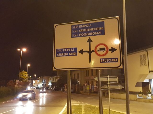 Nel cartello stradale Poggibonsi è scritto con la Z