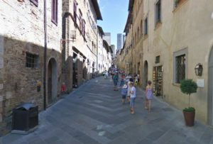 Brucia magazzino di un bar