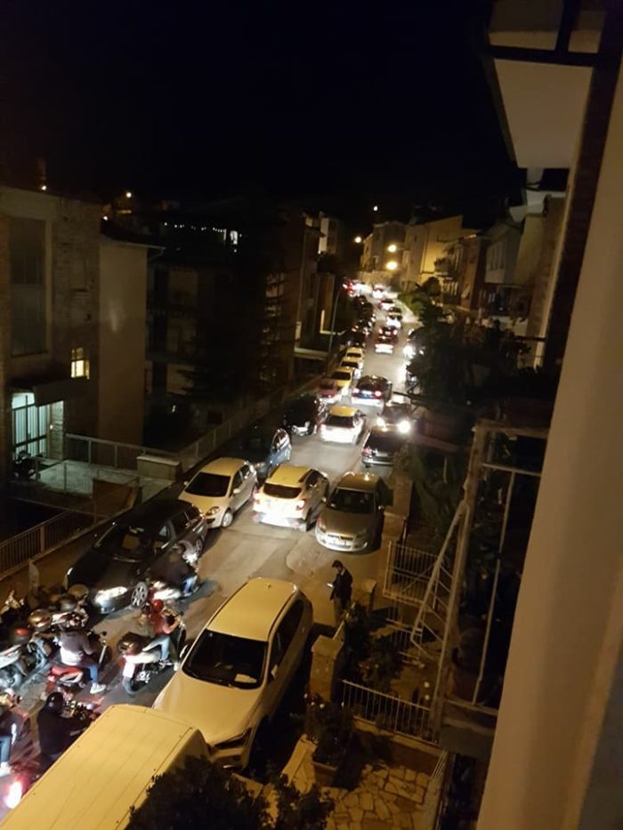 Caos in via Vivaldi, gli abitanti protestano - LE FOTO