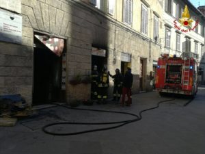 Incendio alla pizzeria da asporto in via delle Terme