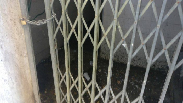 Assoluto degrado per gli ex bagni pubblici in via Fontebranda