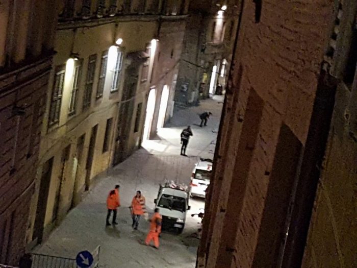Via Montanini transennata per l'intervento su un intonaco pericolante