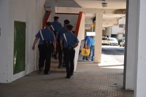 Senza patente provoca incidente e scappa