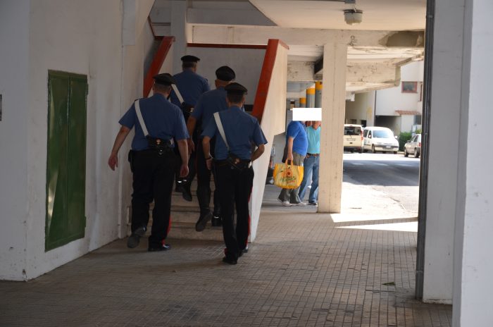Senza patente provoca incidente e scappa