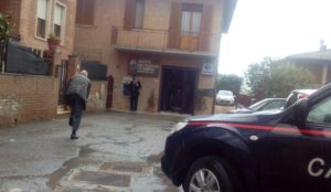Rapina a San Rocco, prende ostaggi e poi scappa