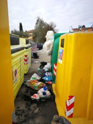 Una discarica a cielo aperto all'incrocio per Cerchiaia