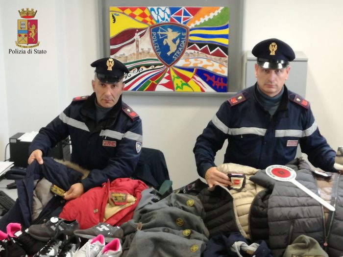 Vende vestiti di marchi contraffatti: sequestrata anche la macchina