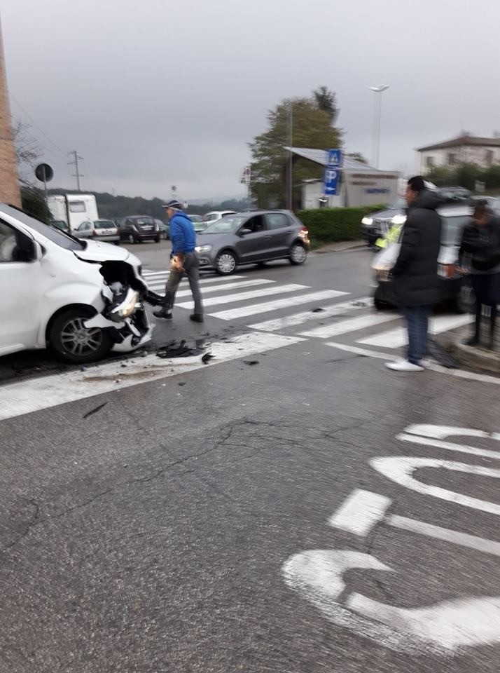 Incidente a Costalpino: coinvolto minibus con bambini