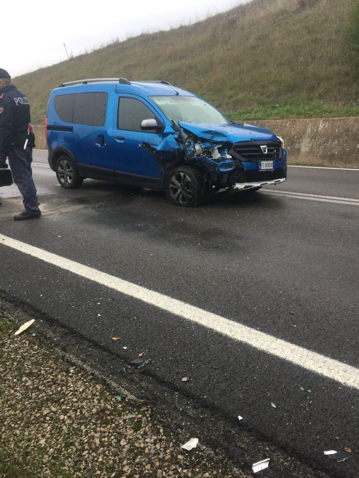 Scontro sul raccordo: nell'auto una donna incinta e un bambino