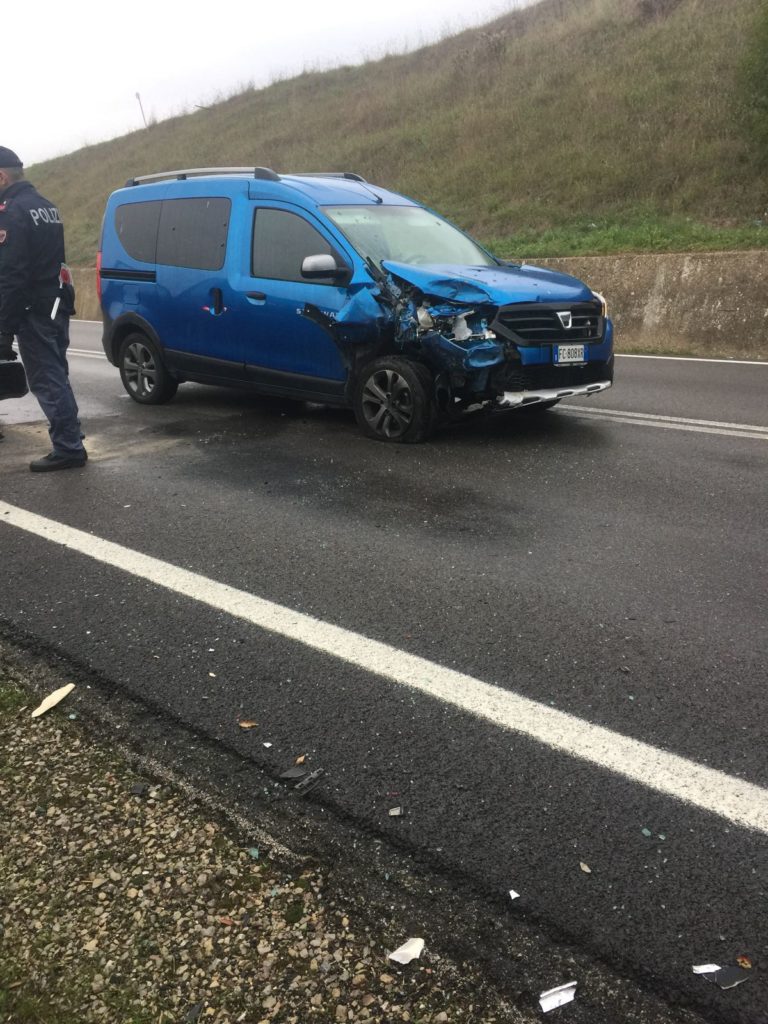 Scontro sul raccordo: nell'auto una donna incinta e un bambino