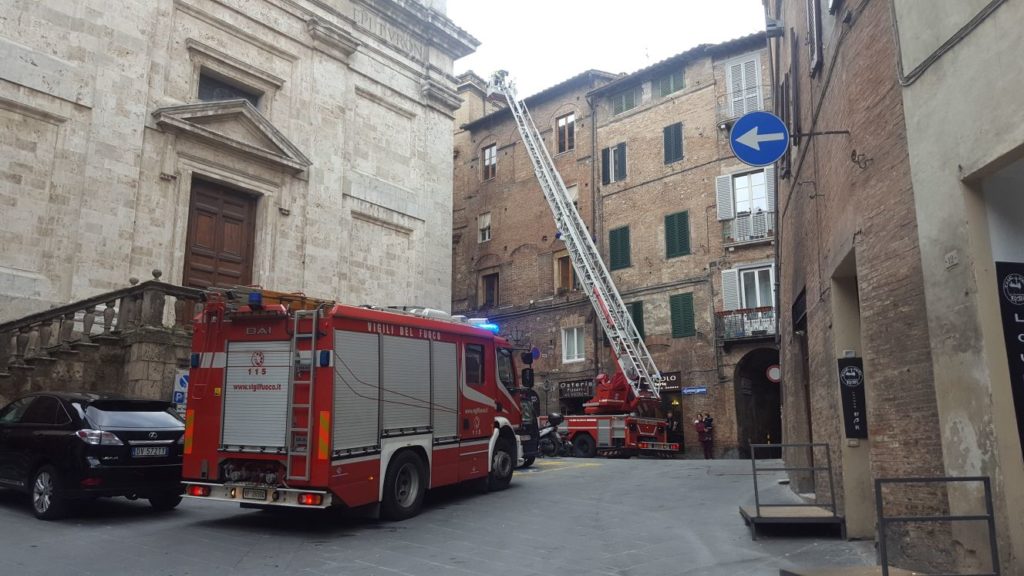 A fuoco canna fumaria in via del Porrione
