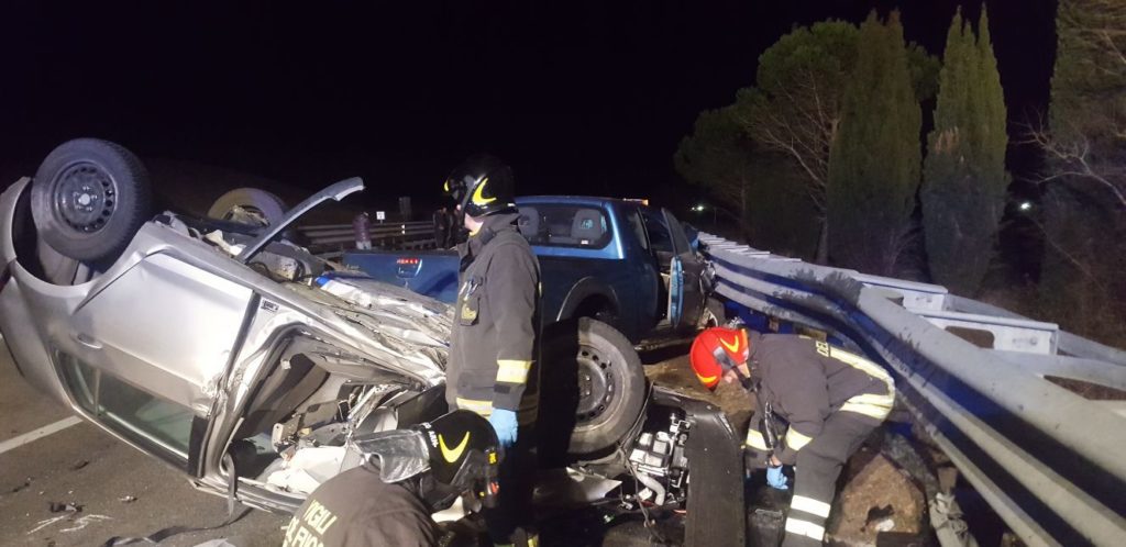 Tragico incidente: una vittima e sei feriti - LE FOTO