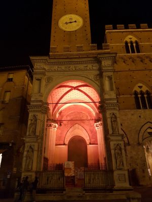 La Cappella di Palazzo Pubblico tinta di arancione contro la violenza sulle donne