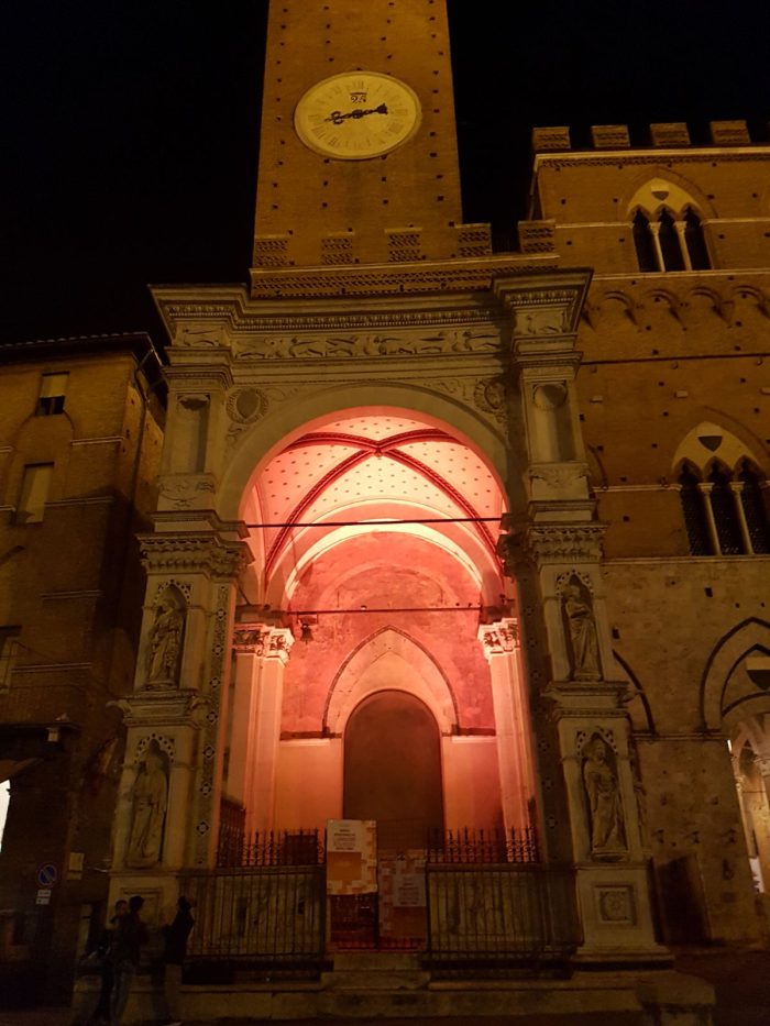 La Cappella di Palazzo Pubblico tinta di arancione contro la violenza sulle donne