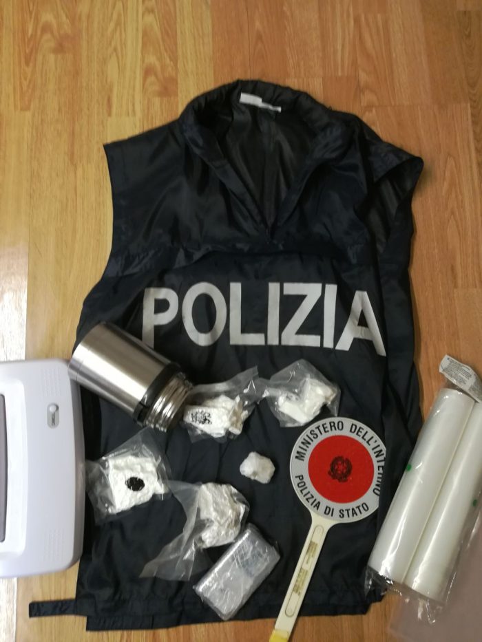 Nasconde la cocaina nel termos del figlio di 1 anno: Polizia arresta spacciatore di 32 anni