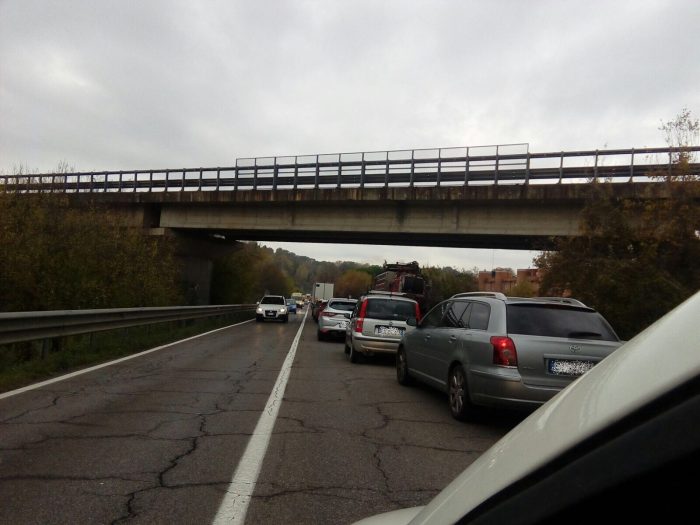 Semaforo in azione, traffico in tilt per i lavori al Ruffolo