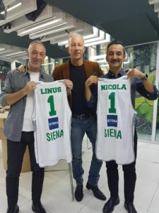 Bagatta consegna la maglia della Mens Sana a Linus e Nicola Savino