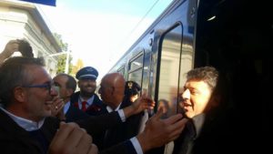 Renzi a Chiusi fra entusiasmo e ironia. Le foto