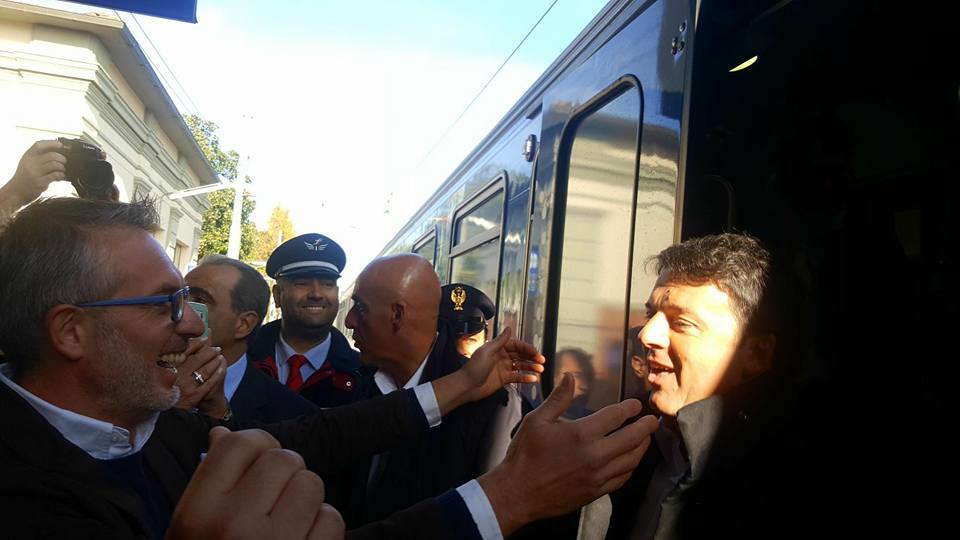 Renzi a Chiusi fra entusiasmo e ironia. Le foto