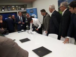 Renzi arriva a Chiusi col treno del Pd e fa visita all'Emma Villas