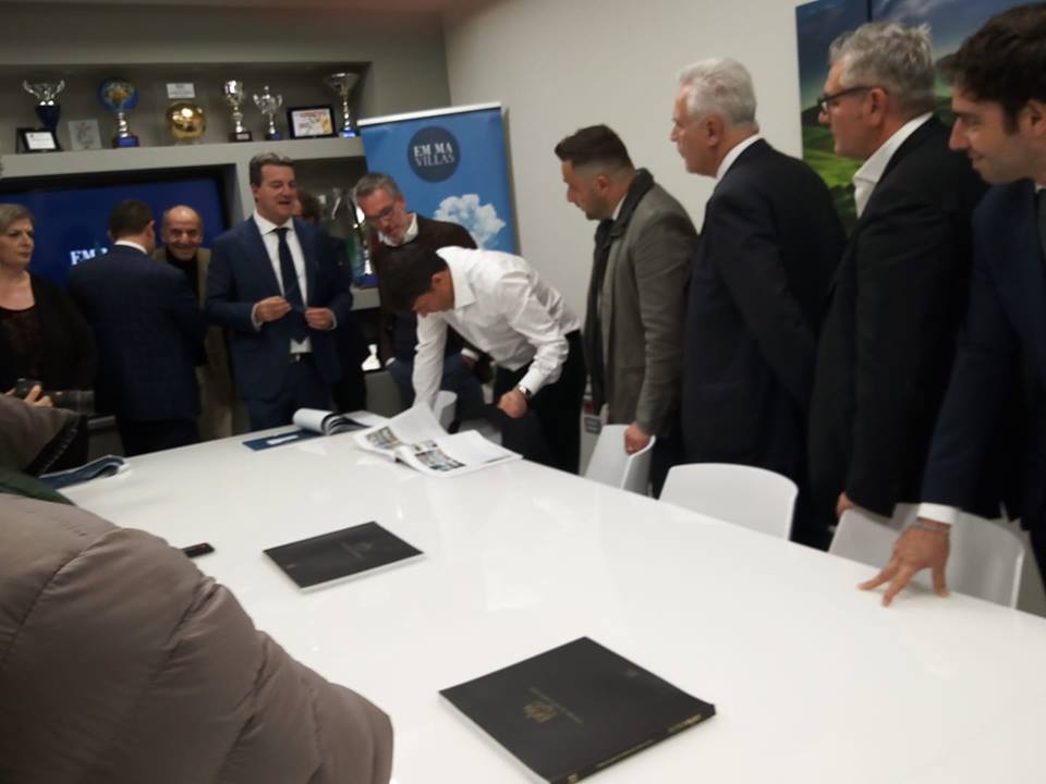 Renzi arriva a Chiusi col treno del Pd e fa visita all'Emma Villas