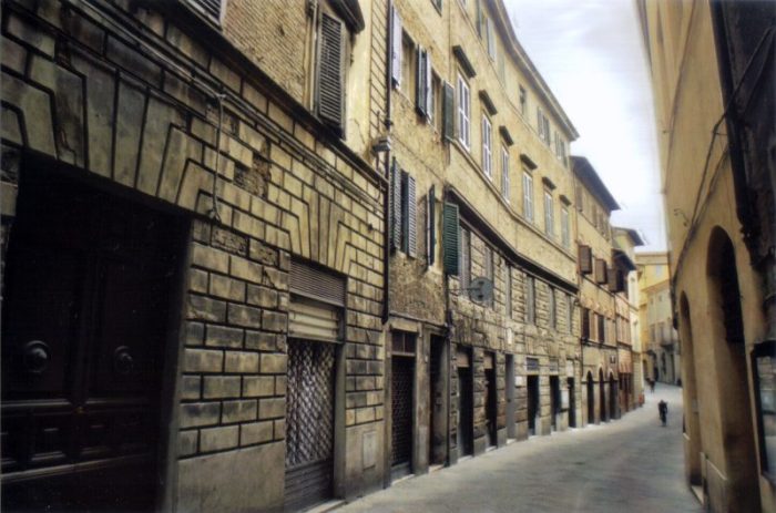 Via Camollia, verso la chiusura serale del primo tratto