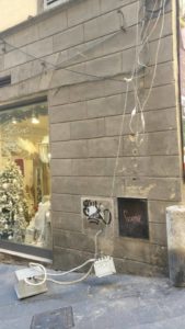 Cade luminaria in via Calzoleria