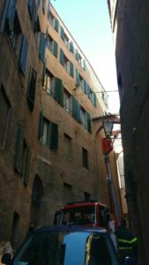 Scientifica in vicolo Monte Pio, foto ravvicinate al muro di fronte alla finestra dello studio di Rossi