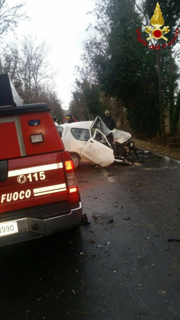 Si schianta con l'auto contro un albero, 79enne di Grosseto trasportato alle Scotte col Pegaso