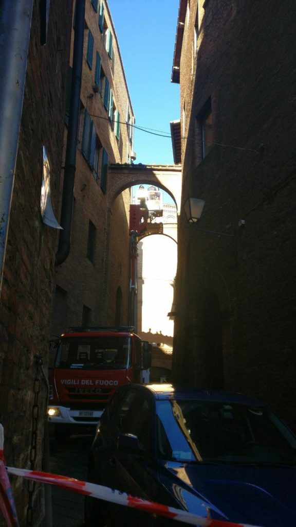 Sopralluogo in vicolo Monte Pio, non sarebbe stato scoperto niente di rilevante