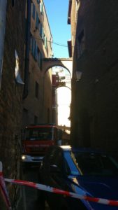 Scientifica al lavoro in vicolo Monte Pio per delle rilevazioni