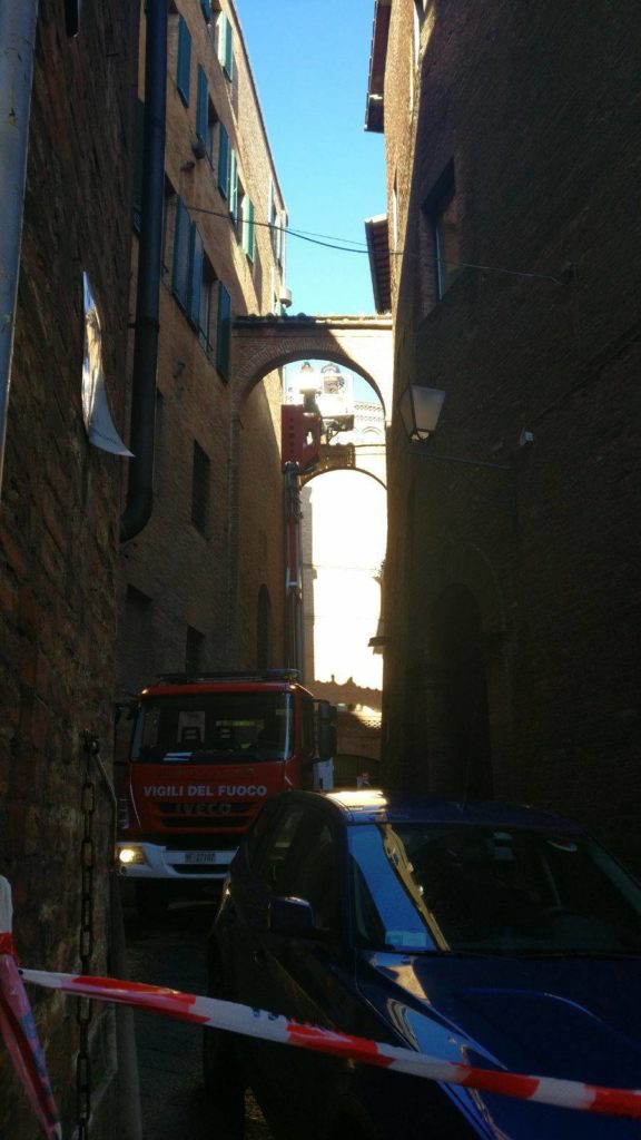 Scientifica al lavoro in vicolo Monte Pio per delle rilevazioni