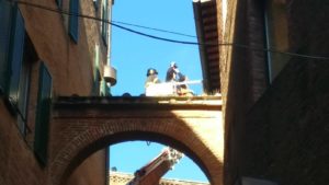 Scientifica in vicolo Monte Pio, presente anche Antonella Tognazzi