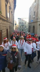 Passo passo pe' rioni, le donne di contrada a spasso per Siena