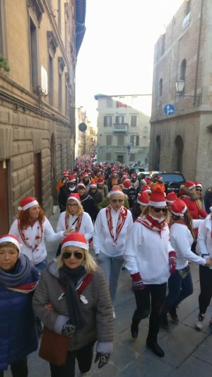 Passo passo pe' rioni, le donne di contrada a spasso per Siena